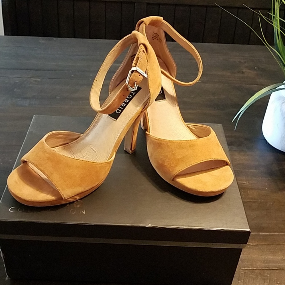 Suede heels with ankle strap